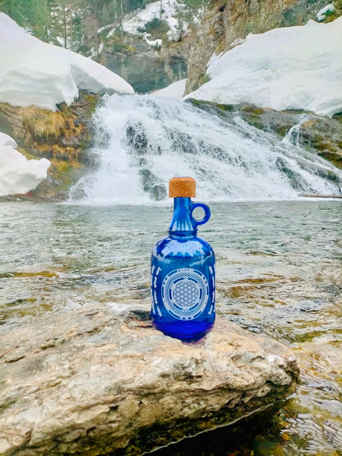 Cascada de agua viva y cristalina en la montaña